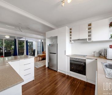 CHARMING HOME WITH BEAUTIFUL ESTABLISHED GARDENS! - Photo 6