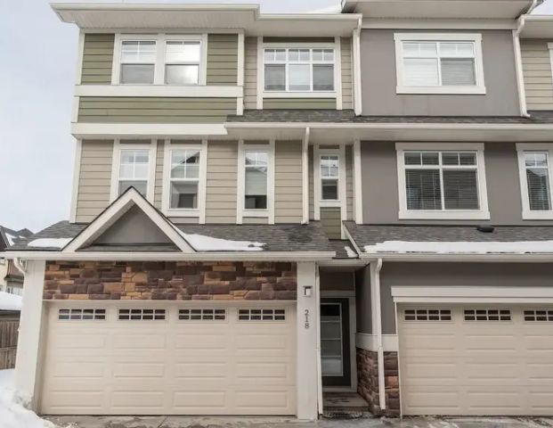 Executive 3 bedroom townhouse in Wentworth | 218 Wentworth Row Southwest, Calgary - Photo 1