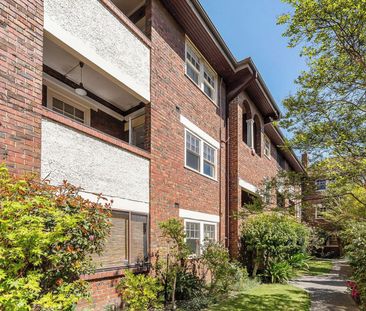 Spacious Art Deco Apartment In Prime St Kilda with Parking - Photo 3