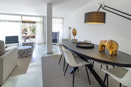 2 Bedroom Apartment For Rent in Puerto Banús, Málaga - Photo 2