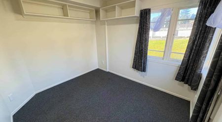 Spacious 4 Bedroom - Walk to Hospital! - Photo 2