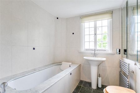 3 bedroom house in South Kensington - Photo 2