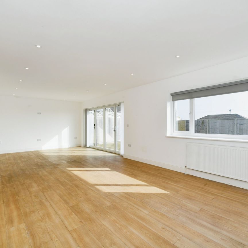 Dorothy Avenue, Peacehaven - Photo 1