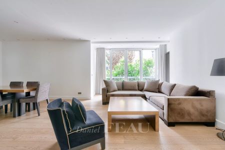 Paris VIII - Avenue Montaigne - Photo 2