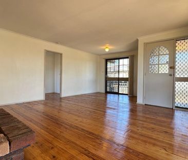 Spacious 3 Bedroom Home with Pet Friendly Yard !!! - Photo 6