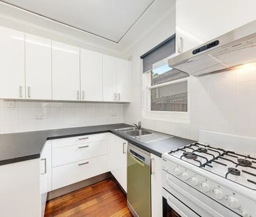 Lovely brick home with spacious pet friendly yard - Photo 5