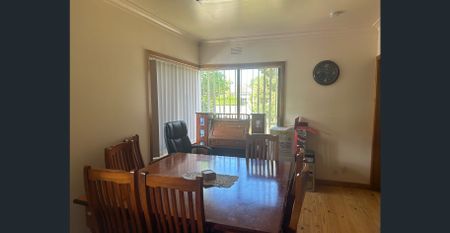 PERFECTLY POSITIONED FAMILY HOME - Photo 3