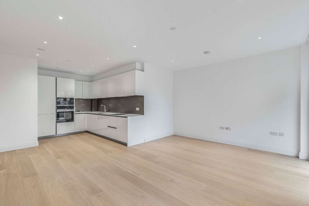 Pinewood Gardens, Teddington, TW11 9FH - Photo 1