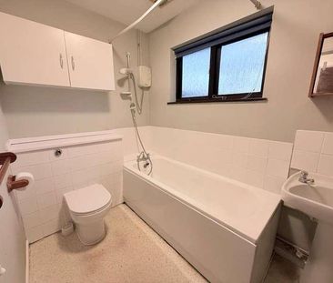 Kingston Upon Thames, Surrey, KT2 - Photo 4