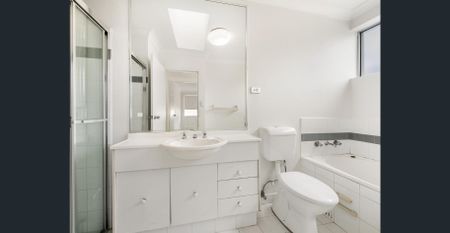 Spacious three bedroom townhouse - Photo 2