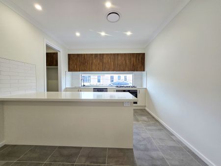 Brand New Luxury Family Home in the Prestigious Menangle Park Estate - Photo 4