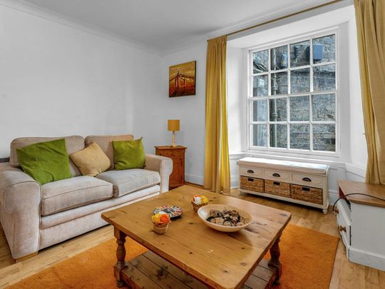 Flat to rent on - Photo 1