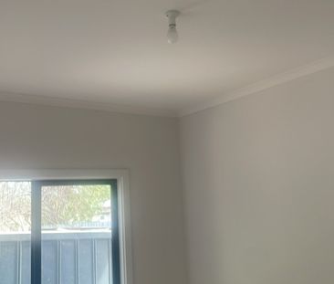 Elizabeth Vale - Photo 1