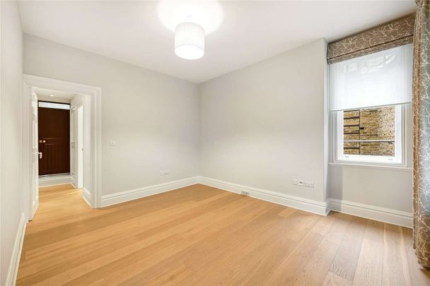 A recently refurbished first floor flat (with lift) in this period block on Sloane Square. - Photo 1