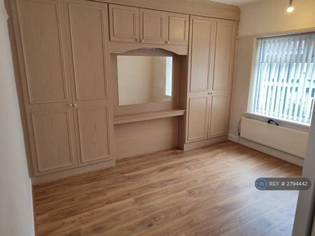 3 bedroom semi-detached house to rent - Photo 3