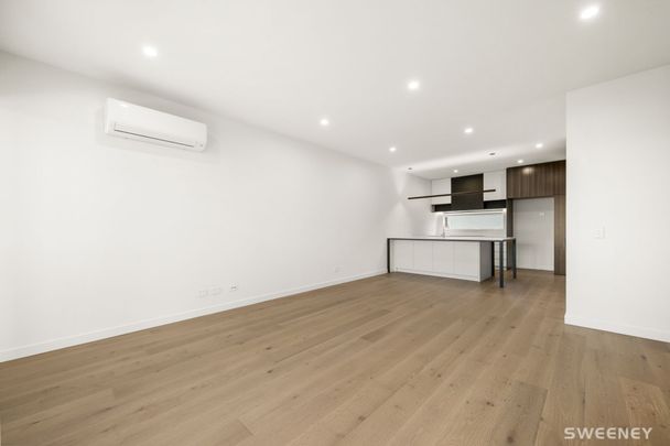 Brand new chic three level residence in prime location - Photo 1