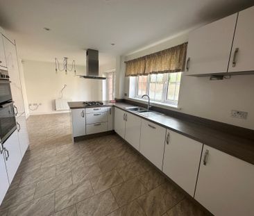 4 bedroom detached house to rent - Photo 2