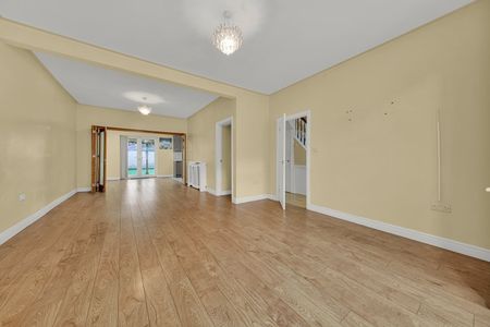 3 Bed Terraced House, St. Edmunds Road, IG1 - Photo 3