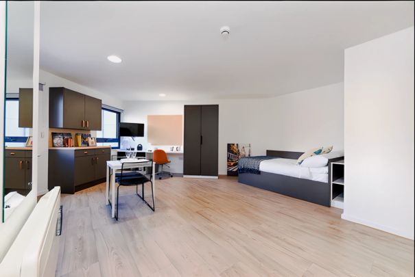 Studio - Gold - Photo 1