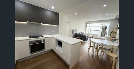 Contemporary Fully Furnished Light-Filled Apartment - Photo 2