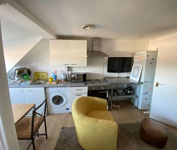 Recently refurbished 2 bed Flat - Photo 5