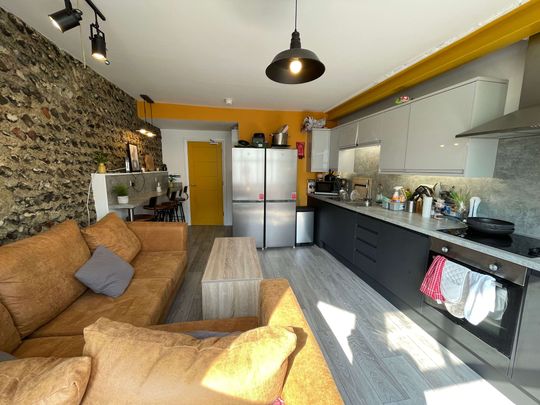 A Fresh and Convenient Share in Worthing Room 2 - Photo 1