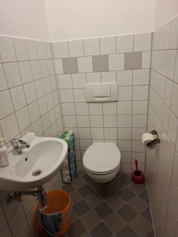 Zentrale 2-Zimmer-Altbauwohnung mit Küchenblock am Hauptplatz in Kapfenberg zu mieten ! - Foto 2