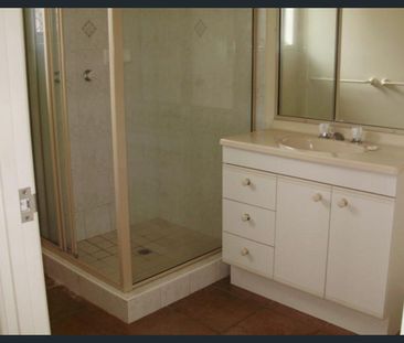 Two bedroom unit, Very Modern - Photo 2