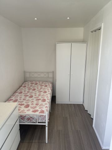 Studio Flat, Bennett Road, E13 - Photo 3