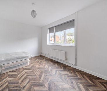 4 bedroom end of terrace house to rent - Photo 2