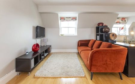 Luxurious and spacious 1 bedroom furnished apartment in the heart of York City Centre with stunning views of York Minster - Photo 2