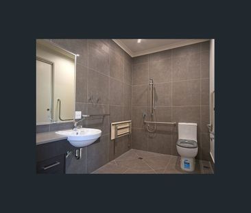 Modern one bedroom unit with courtyard - Photo 2