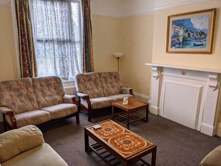 6 bedroom detached house to rent - Photo 2