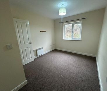 Edith Mills Close, NEATH - Photo 6