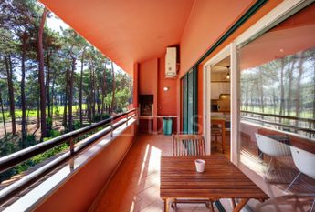 Apartamento T1+1 mobilado e com varandas, no condomínio da Herdade da Aroeira