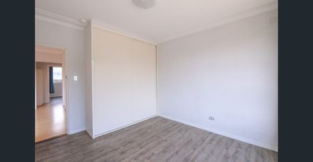 Top Floor 2 Bedroom Unit Near Transport Links - Photo 2