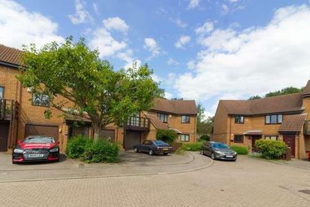 Peartree Bridge Marina - Tranquil Canalside Bed, Bath Maisonette, MK6 - Photo 4