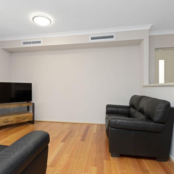 FANTASTIC 3 BEDROOM AND 2 BATHROOM TOWNHOUSE IN COMO! - Photo 1