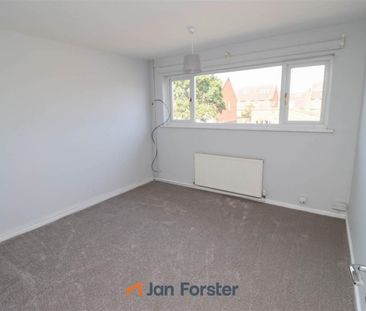 2 Bedroom House - Terraced - Photo 2
