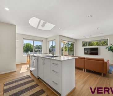 STYLISH SPLIT-LEVEL VILLA - Photo 3