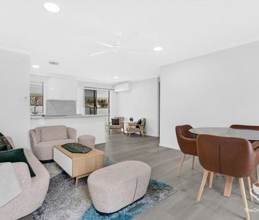 Stylish, Low- Maintenance Villa in Prime Labrador Location - Photo 5