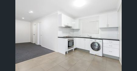 DUAL LIVING! Room for all the family! - Photo 5