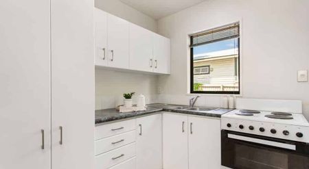 Three Bedroom Townhouse in Prime location! - Photo 4