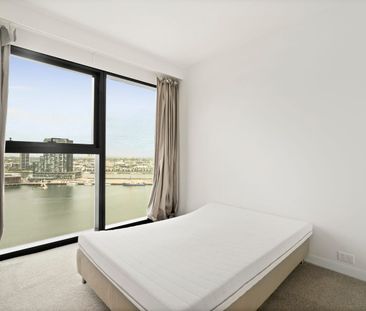 Live life on the harbour with this SEMI FURNISHED one bedroom apart... - Photo 3