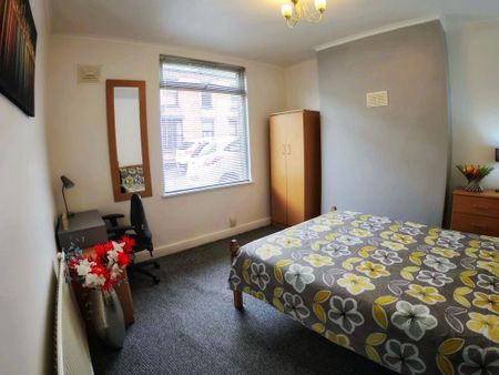 1 bedroom in a house share to rent - Photo 3