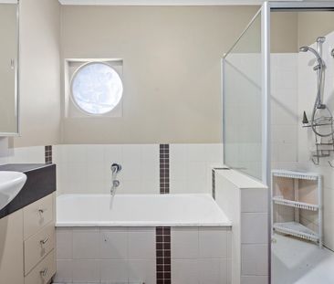 Spacious 3 Bedroom Home in Prime Location - Photo 4