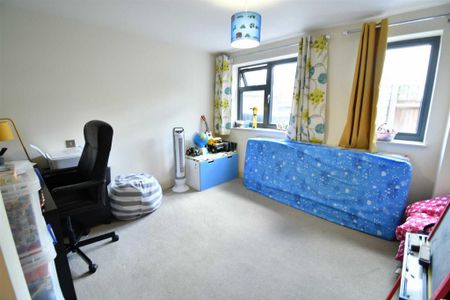 3 bedroom flat to rent - Photo 3