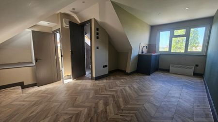 London Road, Epsom, KT17 2 - Photo 2