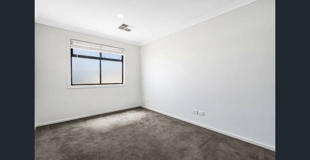 Call Hampstead Gardens home from the ultimate in easy living - Photo 1