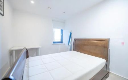 2 Bedroom 2 Bathroom Flat 22 - Photo 3